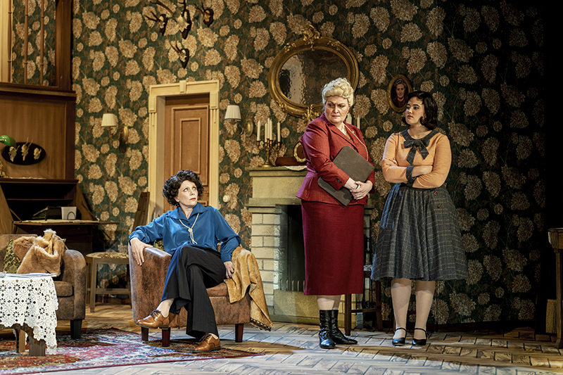 v.l.n.r.: Marie-Louise von Gottberg (Miss Casewell), Gisa Kümmerling (Mrs Boyle) und Annalena Oswald (Mollie Ralston).<br />
Foto: Dirk Rückschloß/Pixore Photography