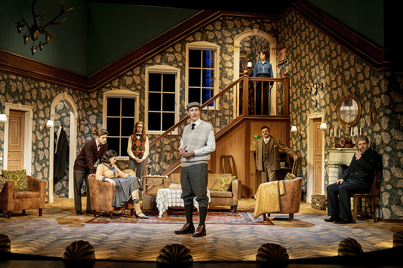 oben: Marie-Louise von Gottberg (Miss Casewell).<br />
unten, v.l.n.r.: Ferdinand Nowitzky (Giles Ralston), Annalena Oswald (Mollie Ralston), Leopold Peter (Christopher Wren), Malte Sylvester (Detective Sergeant Trotter), Udo Prucha (Mr Paravicini) und Marvin Thiede (Major Metcalf).<br />
Foto: Dirk Rückschloß/Pixore Photography