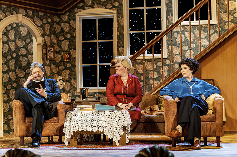 v.l.n.r.: Marvin Thiede (Major Metcalf), Gisa Kümmerling (Mrs Boyle) und Marie-Louise von Gottberg (Miss Casewell).<br />
Foto: Dirk Rückschloß/Pixore Photography