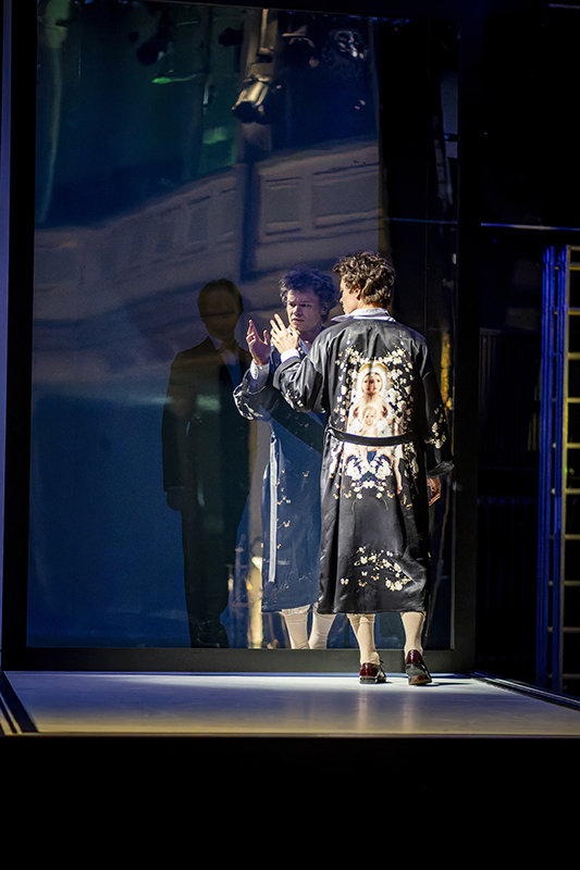 im Hintergrund: Angus Simmons (Lord Henry Wotton).
im Vordergrund: Richard Glöckner (Dorian Gray).
Foto: Dirk Rückschloß/Pixore Photography