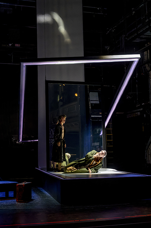 v.l.n.r.: Richard Glöckner (Dorian Gray) und László Varga (Basil Hallward).
Foto: Dirk Rückschloß/Pixore Photography