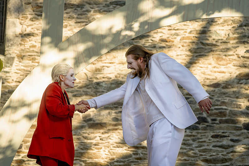 Kerstin Maus (Teufel) und Marvin Thiede (Jedermann).<br />
Foto: Dirk Rückschloß/Pixore Photography