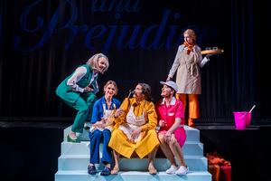 v.l.n.r.: Marie-Louise von Gottberg (Flo), Nadja Roxana Schimonsky (Effie), Annalena Oswald (Tillie), Heidi Lehnert (Anne) und Julia Sylvester (Clara).</br>

Foto: Dirk Rückschloß/Pixore Photography