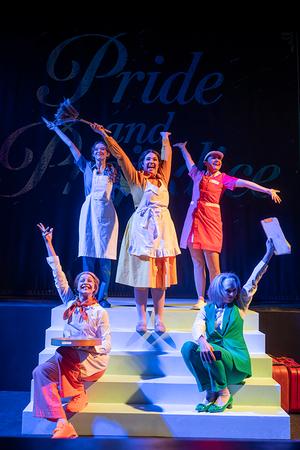 im Hintergrund: Nadja Roxana Schimonsky (Effie), Annalena Oswald (Tillie) und Heidi Lehnrt (Anne).</br>
im Vordergrund: Julia Sylster (Clara) und Marie-Louise von Gottberg (Flo).</br>

Foto: Dirk Rückschloß/Pixore Photography