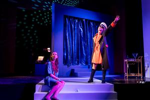 im Hintergrund: Band</br>
im Vordergrund: Nadja Roxana Schimonsky (Elisabeth Bennet) und Julia Sylvester (George Wickham).</br>

Foto: Dirk Rückschloß/Pixore Photography