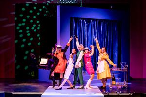 im Hintergrund: Band</br>
im Vordergrund: Julia Sylvester (George Wickham), Nadja Roxana Schimonsky (Effie), Marie-Louise von Gottberg (Flo), Heidi Lehnert (Anne), Annalena Oswald (Tillie).</br>

Foto: Dirk Rückschloß/Pixore Photography