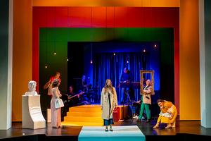 im Hintergrund: Band</br>
im Vordergrund: Julia Sylvester (Clara), Heidi Lehnert (Mrs Gardiner), Nadja Roxana Schimonsky (Elisabeth Bennet), Marie-Louise von Gottberg (Fitzwilliam Darcy) und Annalena Oswald (Tillie).</br>

Foto: Dirk Rückschloß/Pixore Photography