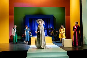 im Hintergrund: Band</br>
im Vordergrund: Marie-Louise von Gottberg (Fitzwilliam Darcy), Nadja Roxana Schimonsky (Elisabeth Bennet), Julia Sylester (Lady Catherine de Bourgh), Annalena Oswald (Charlotte Lucas) und Heidi Lehenrt (Mister Colins).</br>

Foto: Dirk Rückschloß/Pixore Photography