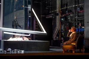 im Hintergrund: Angus Simmons (Lord Henry Wotton).
im Vordergrund: Richard Glöckner (Dorian Gray) und Bettina Grothkopf (Mrs Leaf).
Foto: Dirk Rückschloß/Pixore Photography