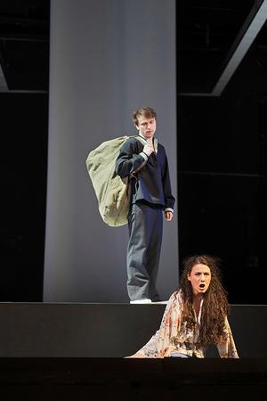 v.l.n.r.: Vincent Wilke (James Vane) und Zsófia Szabó (Sibyl Vane).
Foto: Dirk Rückschloß/Pixore Photography