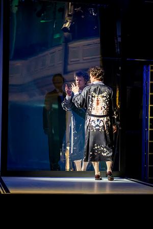 im Hintergrund: Angus Simmons (Lord Henry Wotton).
im Vordergrund: Richard Glöckner (Dorian Gray).
Foto: Dirk Rückschloß/Pixore Photography