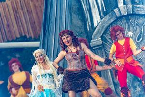 im Hintergrund: Trolle.</br>
im Vordergrund: Franzy Kwetkat (Elfe) und Zsófia Szabó (Evra).</br>

Foto: Dirk Rückschloß / Pixore Photography